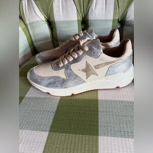 Oasis Society size 9 Cream and Gray Star Sneakers in excellent used condition